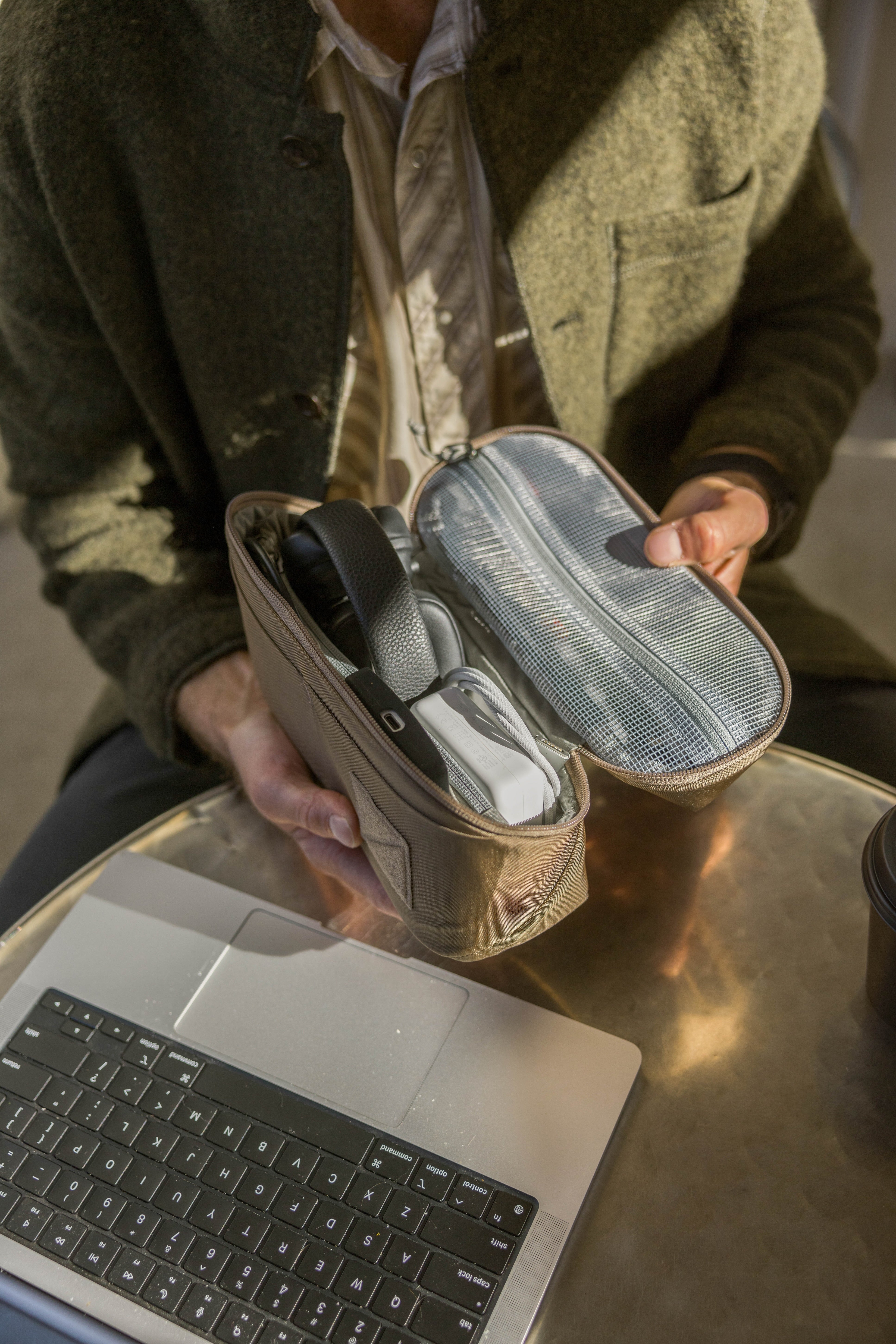 CIVIC ACCESS POUCH 2L - Fossil Brown – EVERGOODS Japan