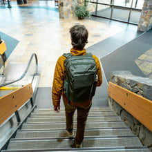 画像をギャラリービューアに読み込む, CIVIC TRAVEL  BAG 26L - OD Green