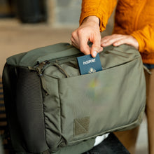 画像をギャラリービューアに読み込む, CIVIC TRAVEL  BAG 26L - OD Green