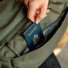 画像をギャラリービューアに読み込む, CIVIC TRAVEL  BAG 26L - OD Green