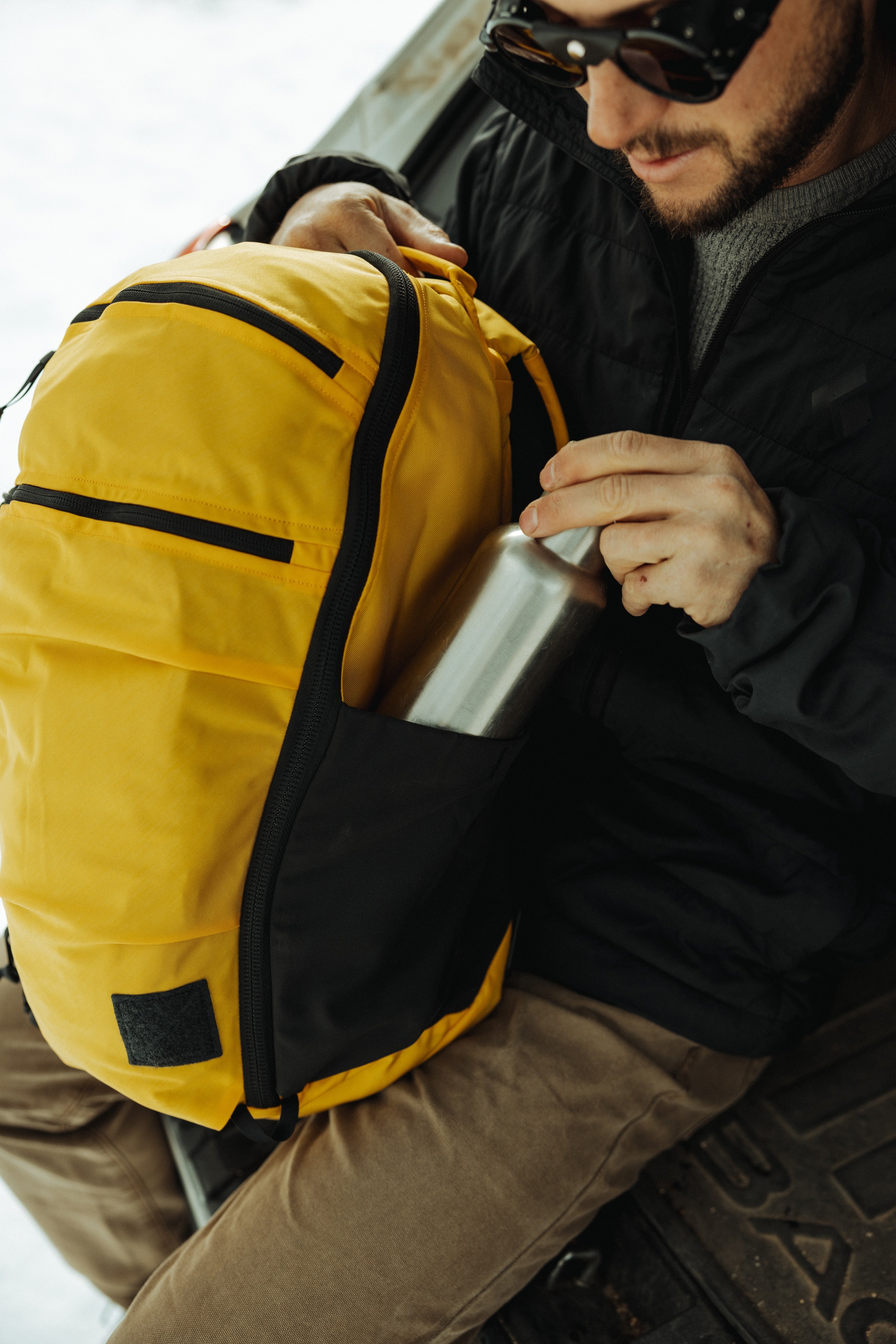 MOUNTAIN PANEL LOADER 22L - Expedition Yellow – EVERGOODS Japan
