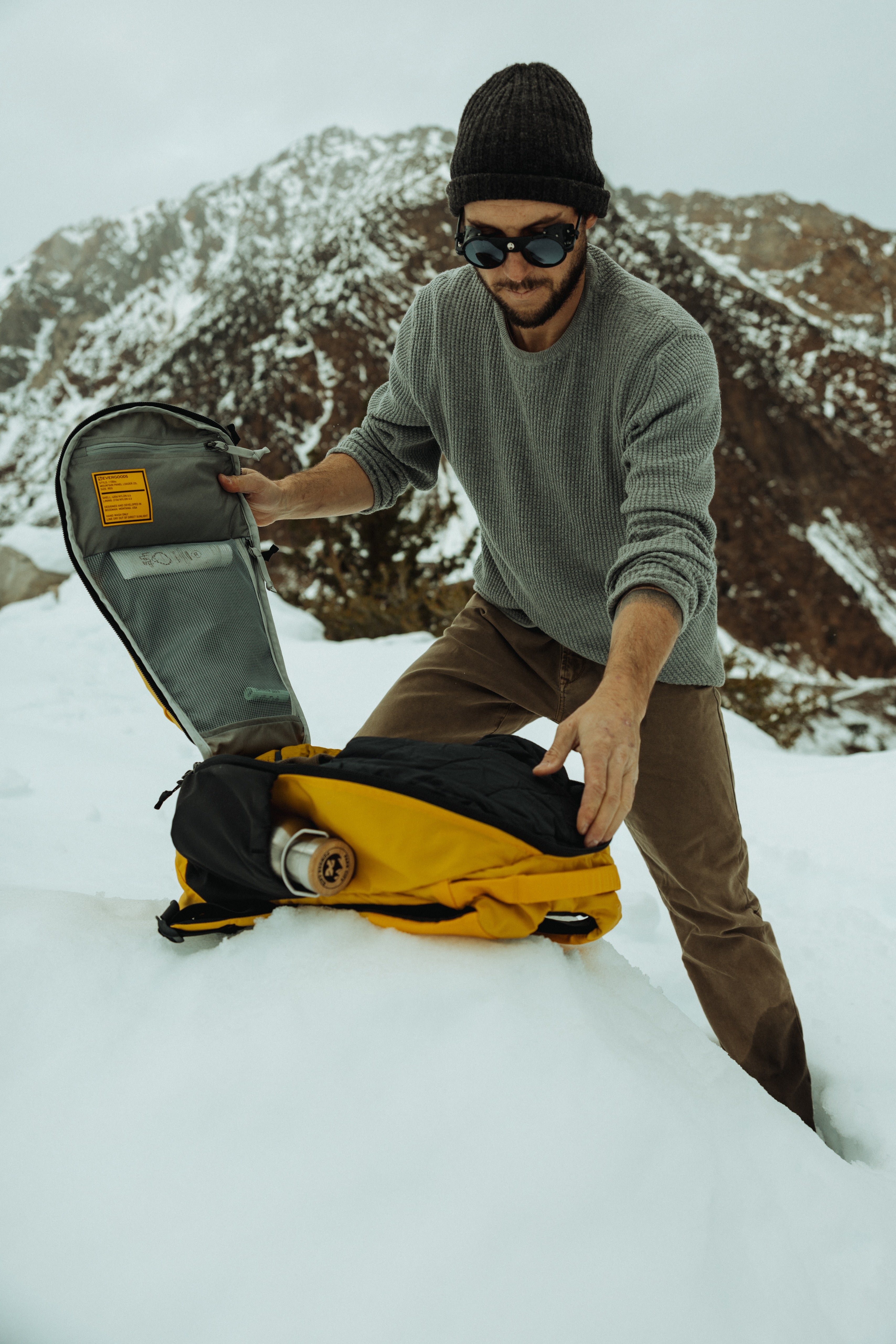 MOUNTAIN PANEL LOADER 22L - Expedition Yellow – EVERGOODS Japan