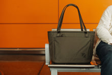 画像をギャラリービューアに読み込む, CIVIC DAILY TOTE 24L - OD Green