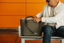 画像をギャラリービューアに読み込む, CIVIC DAILY TOTE 24L - OD Green